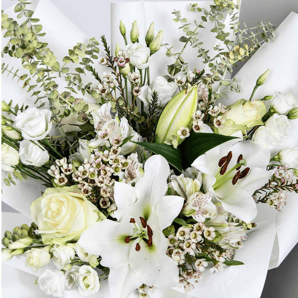 buket-belih-ljiljana-i-alstromerije